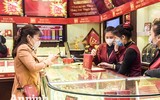 Người dân Hà Nội bịt khẩu trang phòng virus Corona mua vàng